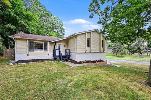2104 Highfield Rd, Waterford Twp, MI, 48329-3831 | Card Image