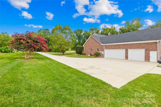 Three car garage is perfect for a car enthusiast! | Image 31