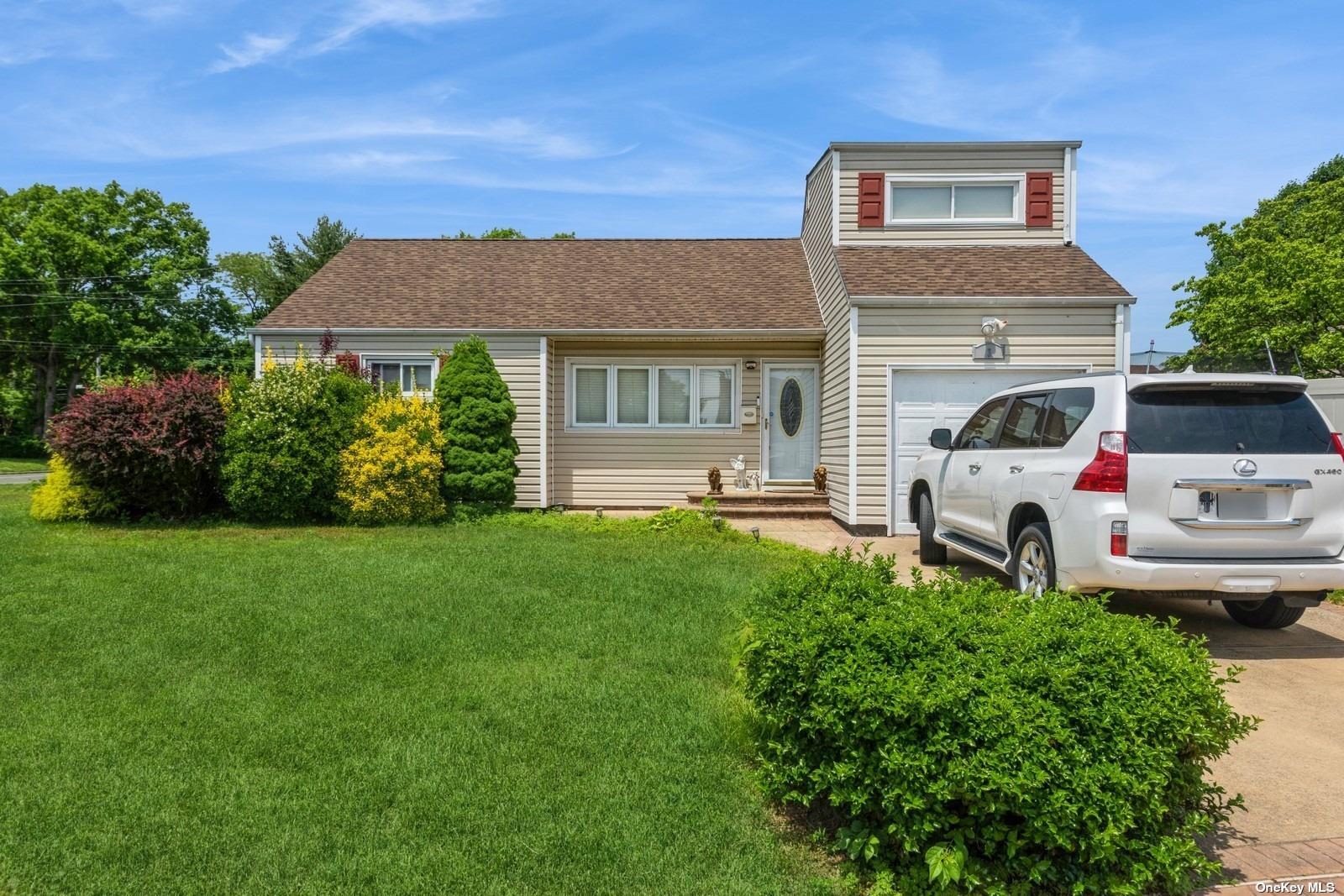 Thelma Pl, Deer Park, NY 11729