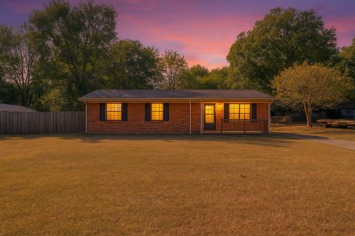 554 Roselawn Dr, Clarksville, TN, 37042-3983 | Card Image