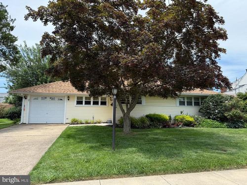 27 Hunt Rd, LEVITTOWN, PA, 19056-1328 | Card Image