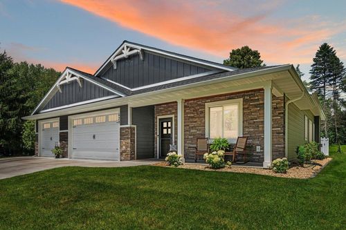429 River Hills Rd, River Falls, WI, 54022-2936 | Card Image