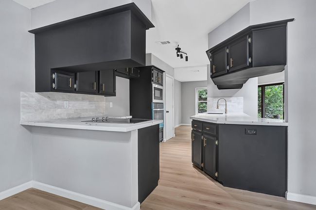 Cooktop and serving bar area – Ideal for hosting and daily meals. | Image 18