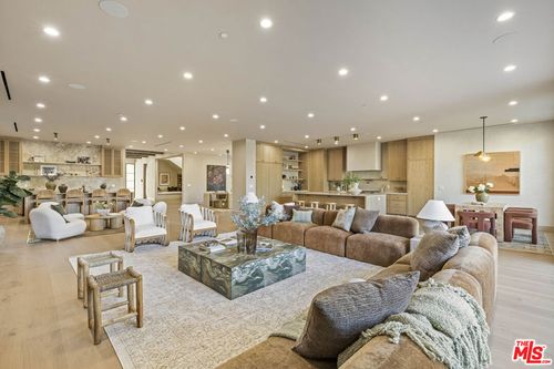 14273 Greenleaf St, Sherman Oaks, CA, 91423-4011 | Card Image