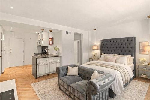 1n-4540 Broadway, Kansas City, MO, 64111-3332 | Card Image