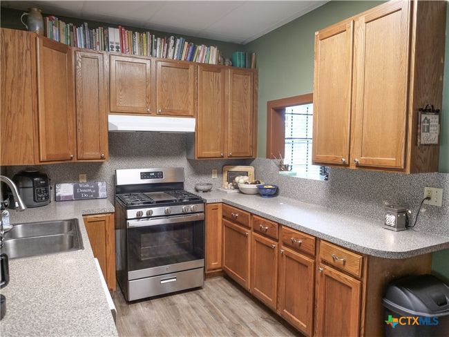 205 Hubbard Street, House other with 5 bedrooms, 3 bathrooms and null parking in Yoakum TX | Image 16