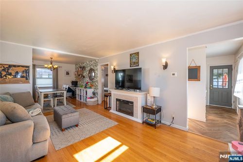 16-15 Well Dr, Fair Lawn, NJ, 07410-4404 | Card Image