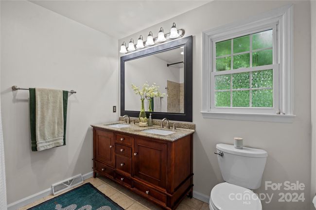 Primary Bathroom w/dual sink vanity | Image 25