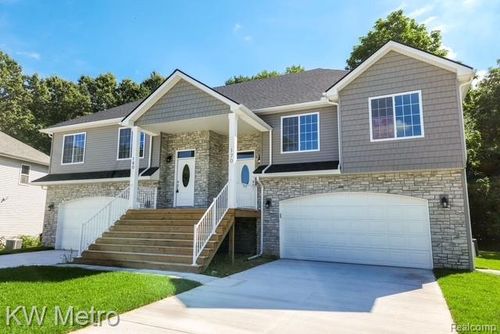 14-235 Whispering Pines Dr, Fenton, MI, 48430-5303 | Card Image