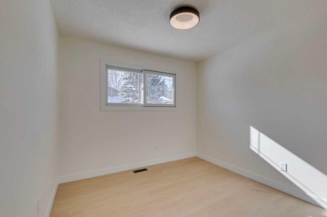 15 Beaconsfield Close Nw, Home with 5 bedrooms, 2 bathrooms and 2 parking in Calgary AB | Image 25