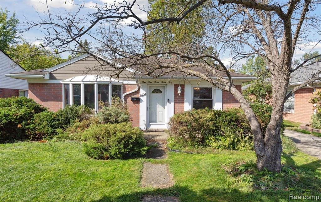 Clements Cir, Livonia, MI 48150