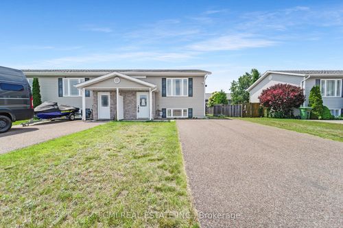 35 Renfrew St, Petawawa, ON, K8H0A6 | Card Image