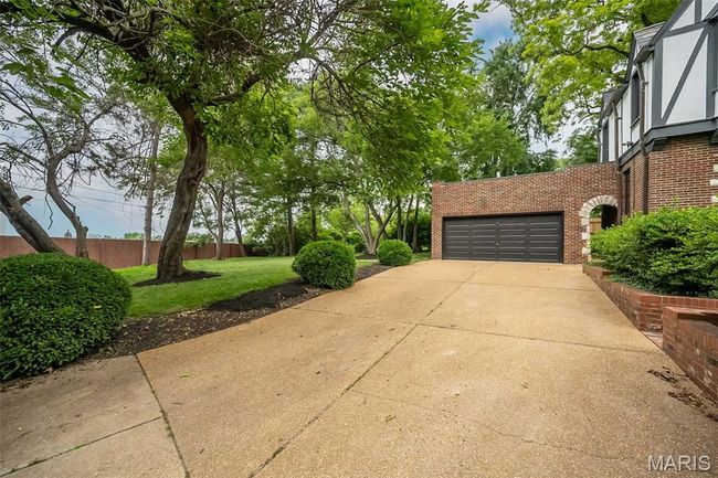 Large 2 car oversized garage. | Image 32