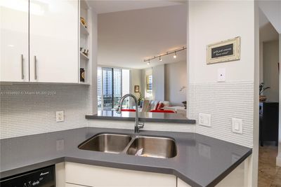 902 - 888 Brickell Key Dr, Condo with 1 bedrooms, 1 bathrooms and null parking in Miami FL | Image 3