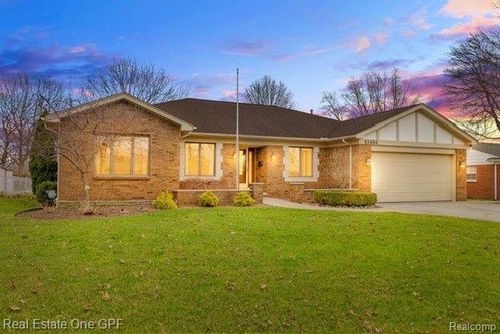 45484 Klingkammer St, Utica, MI, 48317-5771 | Card Image