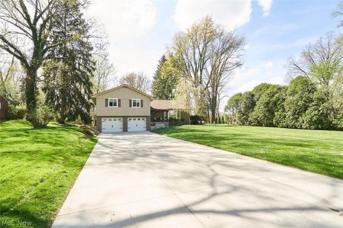 877 Locust Dr, Tallmadge, OH, 44278-1121 | Card Image