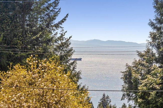 2665 Rosebery Avenue, House other with 4 bedrooms, 2 bathrooms and 2 parking in West Vancouver BC | Image 12