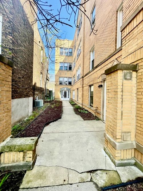 2w-3917 Southport Ave, Chicago, IL, 60613-3757 | Card Image