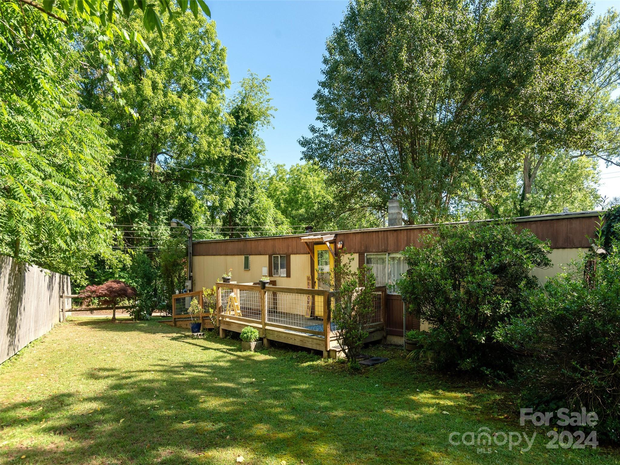 Brooks Ave, East Flat Rock, NC 28726
