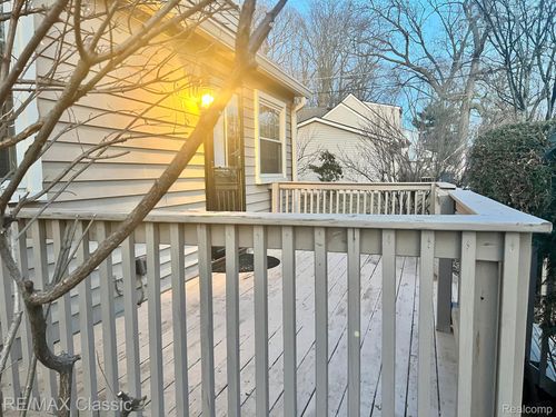 615 Leon Rd, Walled Lake, MI, 48390-3643 | Card Image