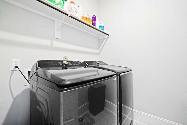 washer dryer in wash room | Image 21