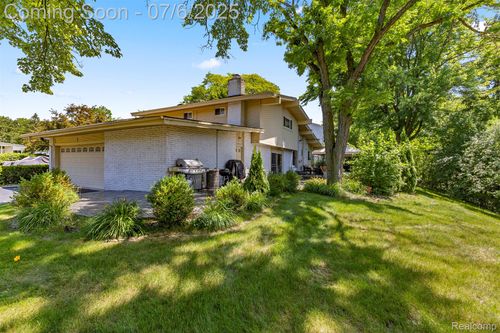 5589 Pembury, West Bloomfield, MI, 48322-4012 | Card Image