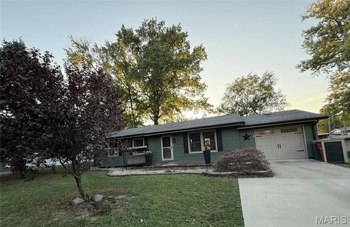 915 N 4th St, Vandalia, IL, 62471-1812 | Card Image
