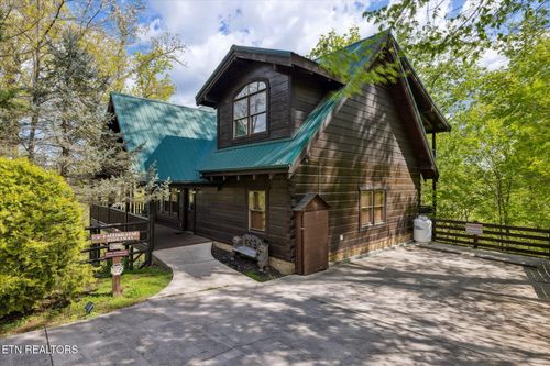 3206 Falling Leaf Way, Pigeon Forge, TN, 37863-7013 | Card Image