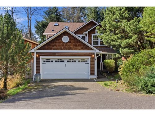 696 N Hemlock St, Cannon Beach, OR, 97110-3041 | Card Image