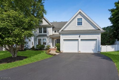 7 Holly Ct, Bloomfield, NJ, 07003-3004 | Card Image