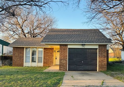 1318 E Oak St, Cushing, OK, 74023-3642 | Card Image