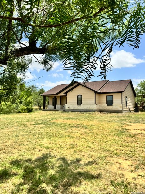 141 County Road 2667, Devine, TX, 78016-5267 | Card Image