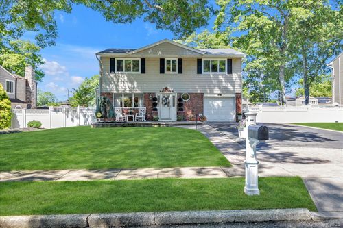 22 Villa Ln, Smithtown, NY, 11787-2331 | Card Image
