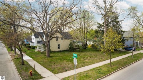 302 W 10th St, Traverse City, MI, 49684-3133 | Card Image