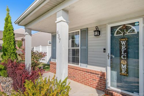 437 Sweet Briar Rdg, Linden, MI, 48451-8820 | Card Image
