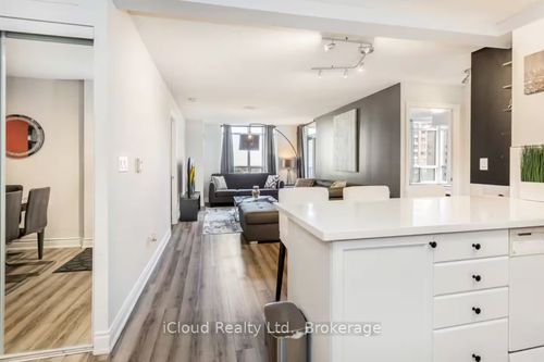 933-3888 Duke Of York Blvd, Mississauga, ON, L5B4P5 | Card Image