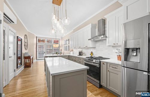 911 Willow Ave, Hoboken, NJ, 07030-7881 | Card Image