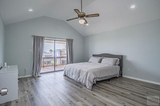 301 Commander Dr, House other with 3 bedrooms, 2 bathrooms and 1 parking in Tiki Island TX | Image 18