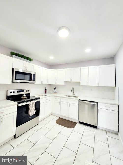 228 E Clayton Ave, Clayton, NJ, 08312-1924 | Card Image