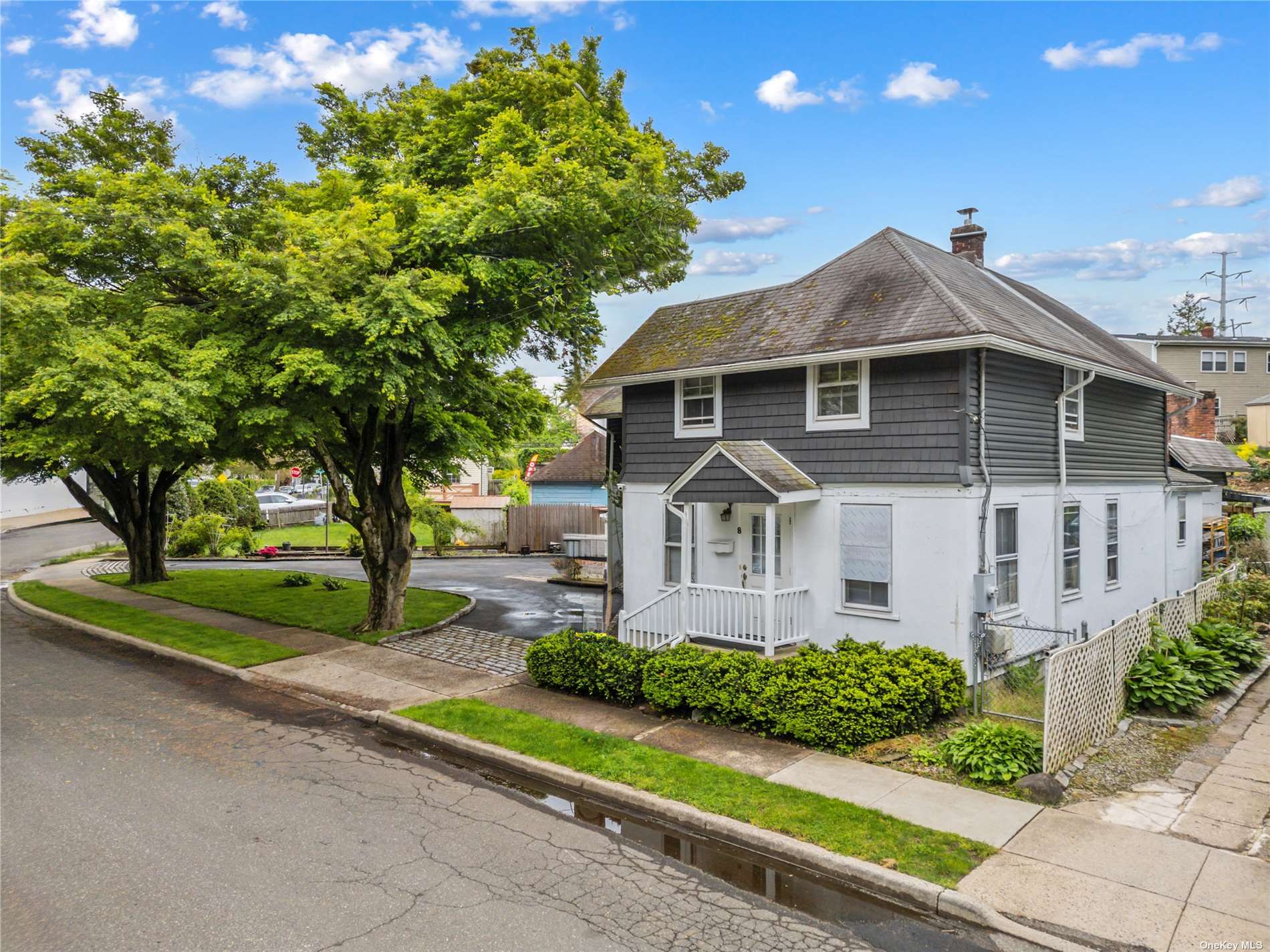 Locust St, Roslyn Heights, NY 11577