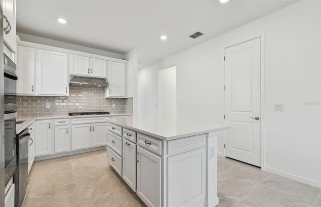 Center Island w/Storage | Image 6