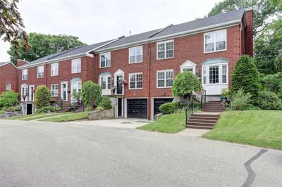 32 Country Club Pl, Condo with 3 bedrooms, 3 bathrooms and 2 parking in Brockville ON | Image 2