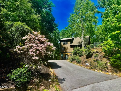 441 Matterhorn Dr, Gatlinburg, TN, 37738-6415 | Card Image