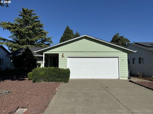 828 Oregon Way, Woodburn, OR, 97071-3008 | Card Image