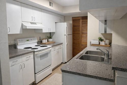 3-303-430 S Park Rd, Hollywood, FL, 33021-8733 | Card Image