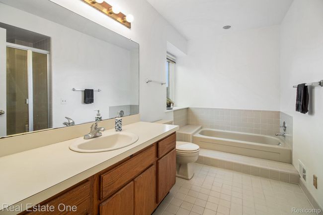Primary Bathroom | Image 21