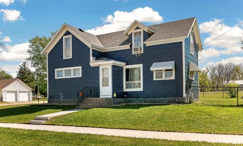 18 4th Ave Ne, Dodge Center, MN, 55927-9132 | Card Image