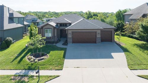 6472 N Whitetail Way, Parkville, MO, 64152-8714 | Card Image