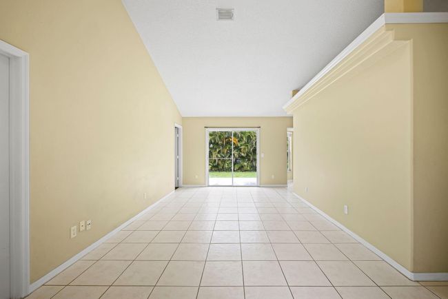 562 Sw Badger Ter, House other with 3 bedrooms, 2 bathrooms and null parking in Port St. Lucie FL | Image 8