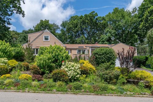 130 Wood Hollow Ln, New Rochelle, NY, 10804-3423 | Card Image